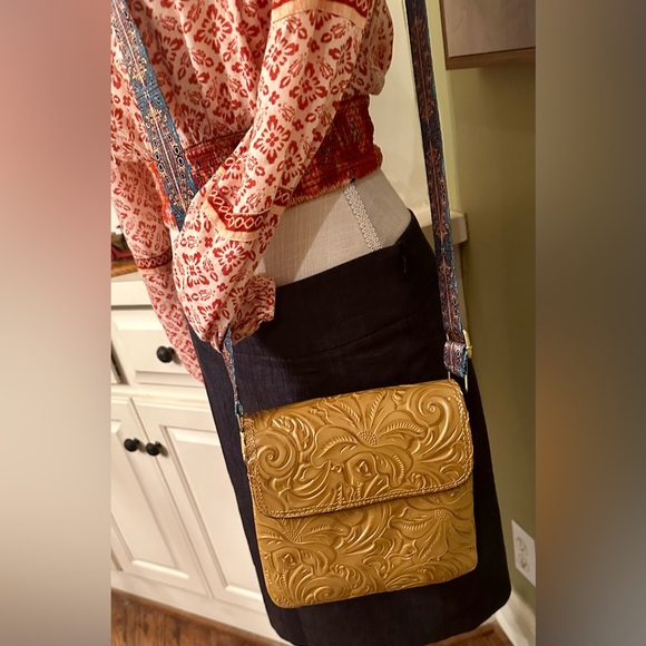 NWT Patricia Nash “Balluri” Medium Crossbody in Biscuit w/ extra shoulder strap. - Picture 13 of 16